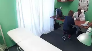 طبيب cums في مرضى الحمار من الخلف