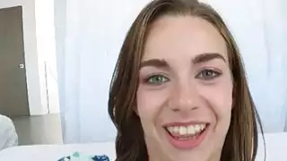 يحصل حفر سمراء في سن المراهقة ضيق تالي دوفا من قبل ديك كبيرة