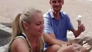 التقطت فاندا وحفر في الهواء الطلق