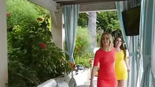 يبدأ ميلف تناول الهرات في سن المراهقة ضيق في gazeebo