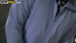 يتم دفع يوليا بلوندي عن الإمتصاص واللعنة