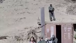 في سن المراهقة ضئيلة هانا هارتمان deepthroats وكيل دورية الحدود