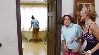 ناضجة جوليا آن ورقي الثلاثي مجنون مع الخادمة