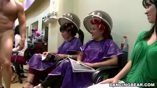 حفلة في الصالون