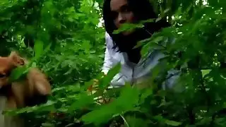 رجل يبلغ من العمر يتمتع تسعة وستين مع المراهقين في الغابة