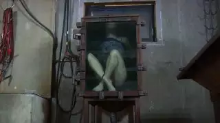 مغلق في المربع الزجاجي مدلل مجرفة إليز غريفز يخضع لاختبار BDSM