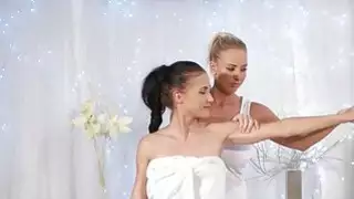كبير الثدي مثليات لعق في غرفة التدليك