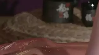 شقراء مدلكة الملاعين الرجل على فراش قابل للنفخ