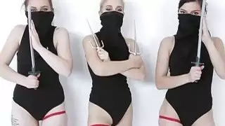 BFFS محظوظ الرجل تحصل مارس الجنس من قبل نماذج في سن المراهقة الساخنة