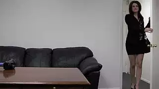 مكتب شادي في وقت الليل ... ليندسي يمشي في ...