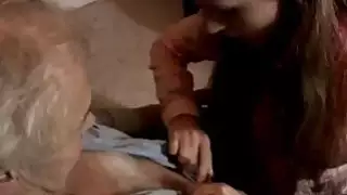 حتى إنها تتسلق سلمه لتعطيه مخبأ جيد.