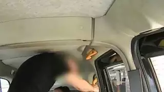 خبطت الهواة المجرية في سيارة أجرة في المملكة المتحدة حتى يحصل على creampie