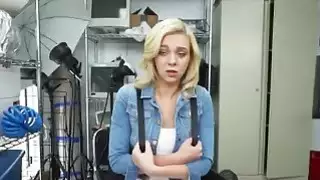 شقراء فاتنة تيفاني واتسون هزلي نمط بين الأعراق