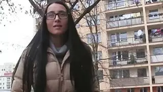 يورو الهواة تمتص الديك ضخمة في الأماكن العامة