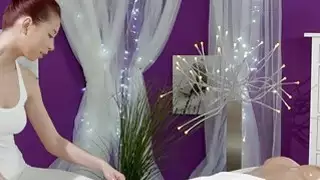 فاتنة مفلس عارية يحصل على تدليك مع النفط