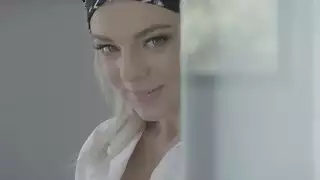 فاتنة شقراء مثير جدا تيفاني واتسون يحصل كس مارس الجنس من قبل رجل أسود