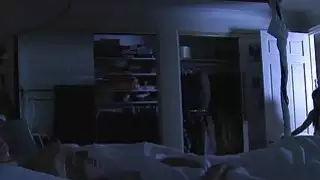 تظهر الجبهة ابنة زوجها بعض الحب الأمومي في السرير