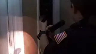 اثنين من رجال الشرطة القذرة يفجرون القضيب الأسود الصعب ثم واحد منهم يركب