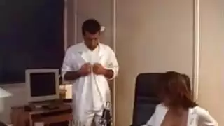 أحمر الشعر الدوي ينهار بعد العمل