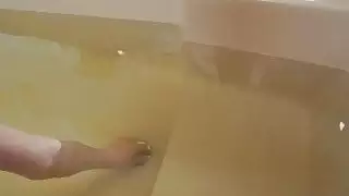 زنبق يركب بي بي سي في الحمام