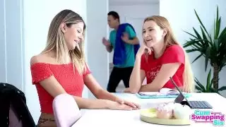 Step-Sis هي فقط تريد أن ترى قضيبك