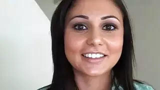 Hottie يركب على رواق سميك بمهارة