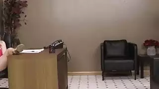 اثنين من الشقراوات قرنية تمتص ديك الزوج على التدليك القذرة