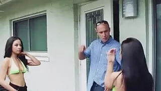 البيكينيات وغسيل السيارات بالتأكيد الذهاب معا