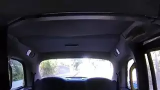 مثليات اللعب مع دسار في سيارة أجرة وهمية