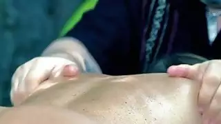 يوفر خبير التدليك الهرة هزات كبيرة لعملائه