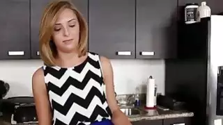 شقراء فاتنة مع الحمار كبير تمتص ديك شقيقها