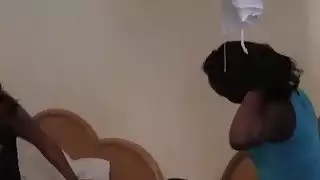 شاب مثليات الأفريقية أليشا والعذراء يريدون أن يمارس الجنس في غرفة النوم
