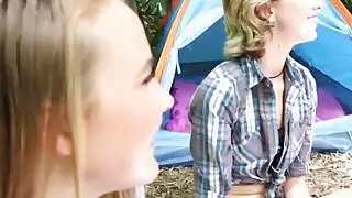 خبطت أليسا وهالي من قبل الآباء خطوة على التخييم