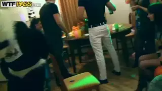 مجموعة من الرجال والجمال في حزب الجنس الساخن