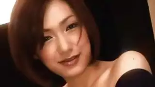 يبتسم اليابانية كتي يلف شفتيها حول الديك المتصلب
