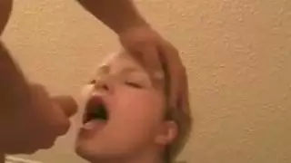 لطيف بلوندي يوفر ديك مع deepthroat ويحصل مارس الجنس التبشيرية