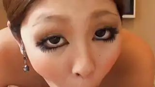 حبيبة الشرقية مع الثدي اللعب لها العضو التناسلي النسوي