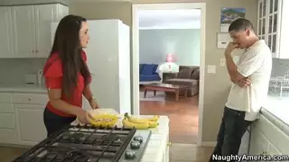 اليكس يظهر لزيارة صديقه روبرت أمي ، ليزا
