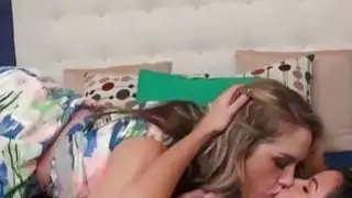 Shae Summers مثليه الساخنة التقبيل للجنس