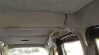 فاتنة في جوارب طويلة إغاظة سائق سيارة أجرة وهمية