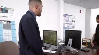 مثير جميل أمين الأبنوس اللبلاب شاب مارس الجنس في المكتب