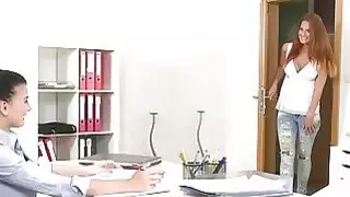 يحصل ممسك وكيل مثير مفلس في الصب