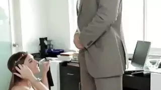 يظهر في سن المراهقة مذهلة مهاراتها اللعنة للمعلم
