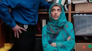 القبض في سن المراهقة البضائع الخفية في الحجاب لها