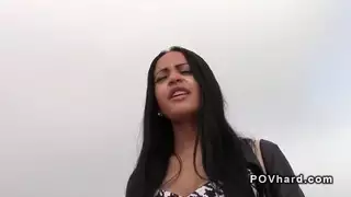يأخذ اتينا جميلة سوداء الديك بوف في الأماكن العامة