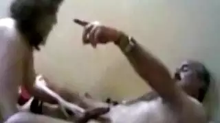 العربية فرنك غيني يأخذ لسانها إلى أماكن عشوائية لإرضاء زوجها