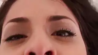 امرأة سمراء يحصل على اصبع الشرج خبطت بوف