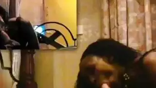 الأبيض Dude Fingers الأفريقي الفرخ في الحمار في حين أنها اللعنة