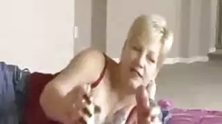 Grannys Handjob بينما لعب الرطب نازف كس