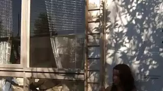 بالإصبع خارج بابها